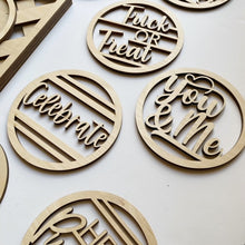 Interchangeable Lattice Shelf Sitter with 12 Round Seasonal Inserts